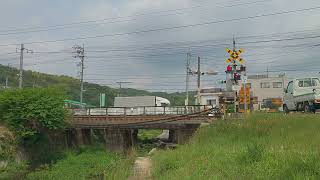 山陽本線　宮前乙踏切　備後赤坂駅⇔松永駅間　橋梁通過の黄色い電車　115系