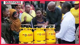 Oil Com yatia mguu ugawaji wa mitungi ya gesi ziara ya Waziri Makamba, wanakijiji Itumbi wachekelea