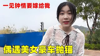 偶遇美女豪车抛锚，天使脸庞太性感，年纪轻轻原来她是做这个的！【大超走四方】