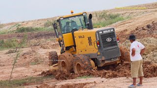 Motor Grader Stuck in Mud\u0026Bullsozer Motor Grader working Roadway