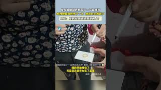 女儿偷偷给妈妈买了一个金戒指，妈妈刚看到时愣了一下，然后开心的笑了。网友：爱的礼物送给最爱的人！