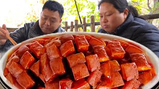 Five catties of pork belly  second brother made ”pork belly stewed air-dried chicken”  and the meat