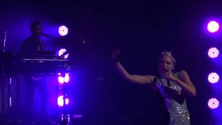 Gwen Flexing