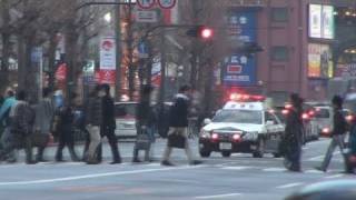 パトカー、秋葉原を緊急走行。A police car urgently runs Akihabara.