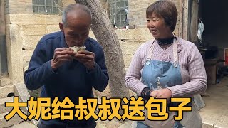 大妮一早蒸肉包子，出锅赶紧给叔叔送去，叔叔边吃边夸手艺好！【农村傻大妮儿】