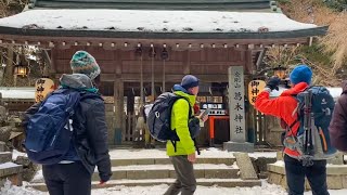 葛木神社／本殿裏(北側)が金剛山最高地点(1,125m)、ただし神域のため入れません。