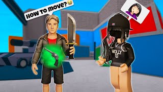 TEACHING MY BEST FRIEND HOW TO PLAY MM2... (Murder Mystery 2)
