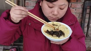 陕西女子一家隐居深山，山里下雪了冰天雪地，看看他们吃的什么