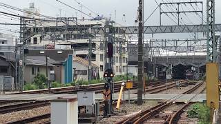 京急線金沢八景駅上り3番線から、普通品川行き1000形672〜667編成が発車！行先表示を変更中の、1500け1565、1568編成！快特三崎口行き1000形145〜152編成が、2番線に到着！