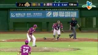 20131006 CPBL 象vs犀牛 3上 陳智弘打到投手方向 不規則彈跳讓張耿豪找不到球 陳智弘：叫我 bad boy