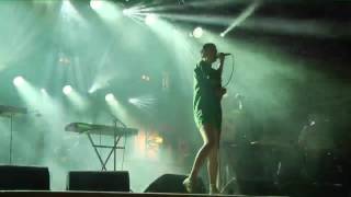 La Femme ("Mystère", "Psycho Tropical Berlin") : "Antitaxi" live, final du concert, juin 2017.