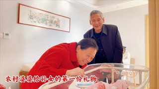 儿媳妇生完孩子，农村婆婆给孙女的第一份礼物，儿媳心里可高兴了