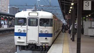 別府駅にしばらく停車している到着したばかりの日豊本線上り415系