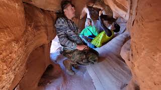 Cool caves in the Redstone hiking area. Просто небольшая пещера на хайке.