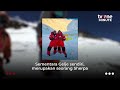 aksi heroik pemandu gunung everest selamatkan pendaki dengan menggendongnya tvone minute