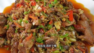 新疆乌苏特色美食酸菜鸡，鸡肉鲜香酸菜爽脆，配上皮带面太下饭了