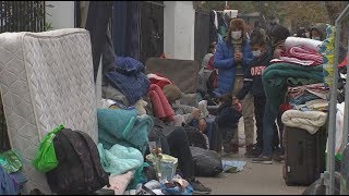 Cerca de 500 venezolanos acampan fuera de la embajada y ruegan por repatriación