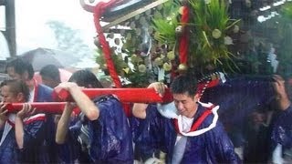 雷雨の中で神幸行列、阿蘇で御田祭り