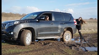 Zwei Frauen stecken fest mit Toyota Landcruiser - Car Stuck in mud