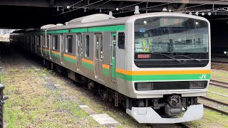 【E231系1000番台 OM入場回送】E231系1000番台ヤマU-107編成が大宮駅（13）を長めの警笛を鳴らして発車するシーン（回8633M）2022.6.3〜機器更新に伴う入場〜