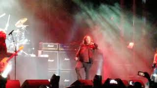 Vince neil falls off stage  live at rolling hills casino