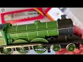 hornby railways r.150 b12 locomotive in n.e. livery with teak coaches