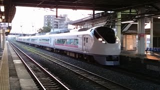 夕方の藤代駅をゆっくりと通過していく上野東京ライン常磐線下り特急ときわE657系