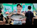 Memotong ikan Kakap Segar