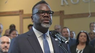 LIVE | Chicago Mayor Brandon Johnson holds news conference at city hall