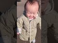 上手に歩けるようになって嬉しい1歳児 our baby looks very happy to be able to walk well.