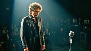 Bob Dylan LEFT the Microphone Behind—What He Did Without It SHOCKED Everyone
