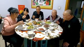 The army bought a wild carp for 160 yuan for my father to eat. This meal is really enjoyable!