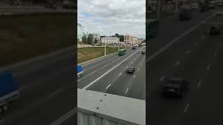 В сторону центра по Партизанскому проспекту поехали машины с крытыми прицепами и автобусы