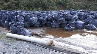 フレコンバッグ流出の現場で①除染廃棄物は川へ流れた？