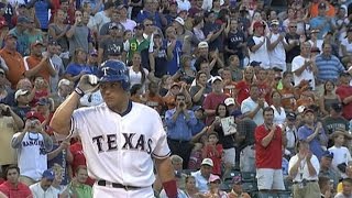 MIN@TEX: Pudge receives an ovation and singles