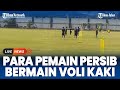 Tawa dan keceriaan warnai aktivitas voli kaki yang dilakukan para pemain Persib di Stadion Sidolig