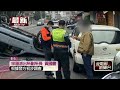 疲勞駕駛撞路邊轎車！ 休旅車翻覆　駕駛自行脫困