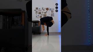 How a contortionist does a handstand!      #contortionist #flexibility #backflexibility #shorts