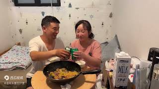 河南夫妻上海打工生活，晚饭老婆煮麻辣烫吃，在喝点啤酒