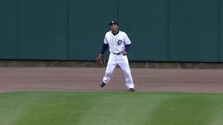 MIL@DET: Davis nearly hits fourth straight homer