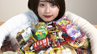 深夜の2時にコンビニの甘い物を大食いする一般女性。