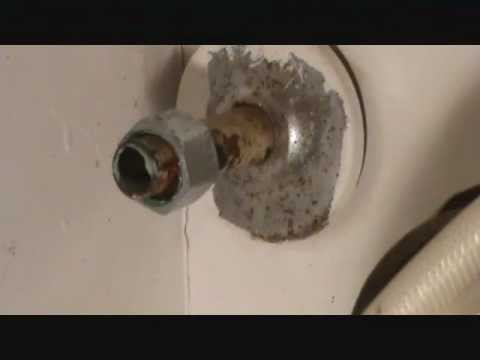 How to remove a compression fitting: from a plumbing pipe How to remove a compression fitting: from a plumbing pipe