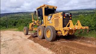 Estrada na serra muita pedra patrolamento usamos motoniveladora 120k/patrol/pipa/ rolo compactador