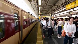 あずさ189系  ゴールデンウィークで賑わう新宿駅発車