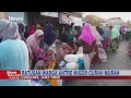 Ratusan Warga di Lumajang Rela Antre Berjam-jam Demi dapatkan Minyak Goreng Curah #iNewsMalam 06/04