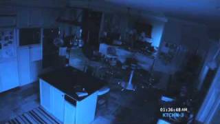 Paranormal activity 2 - KATIE OUTSIDE WINDOW