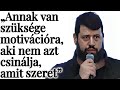 Puzsér céges rendezvényen a motivációs tréningek személyiségromboló hatásáról beszél