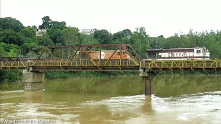 Trem carregado com trio de Locomotivas passando pela ponto Rodoferroviária em Ribeirão Vermelho-MG