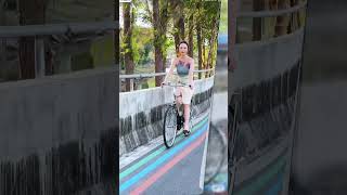 The Unique Style of a Beautiful Woman Riding a 28-Inch Bicycle#RetroCycling#28InchBicycle#Cycling...