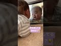 鏡に映る自分に向かって愛嬌を振りまく生後3ヶ月の赤ちゃん👶🏼